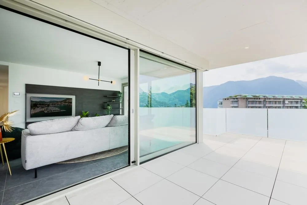 Example: tiled apartment balcony with a frameless glass balustrade