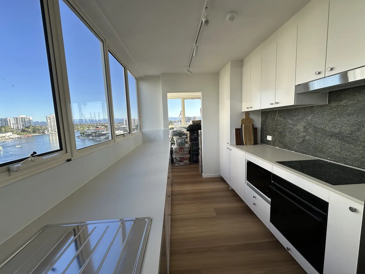 Apartment kitchen with a stone-look splashback